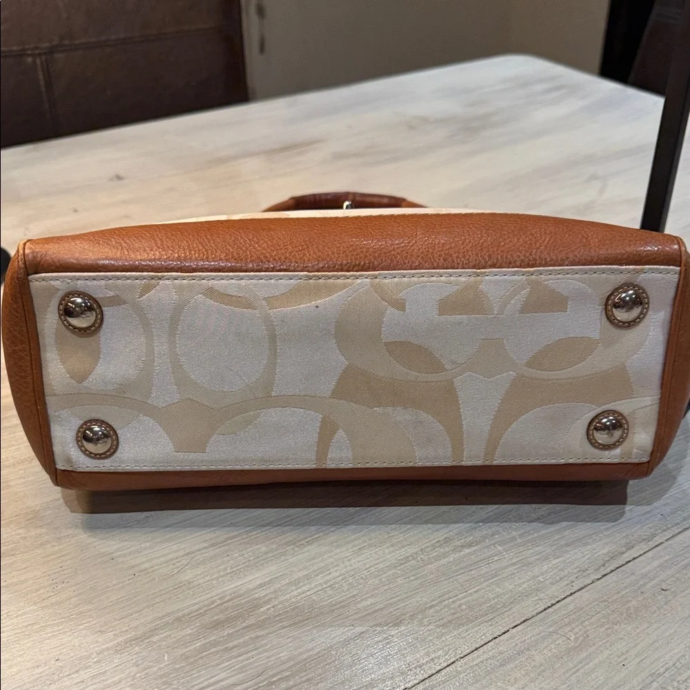 Coach elegant shoulder